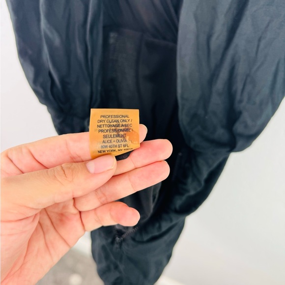 Alice + Olivia Black Ruched Body Con V Neck Sleeveless Dress - Picture 4 of 7